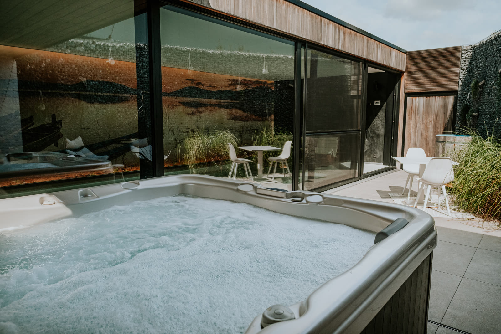 Jacuzzi in de buitenruimte van Pure Heaven